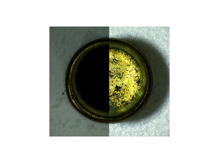 Inspeção do furo com o iluminador episcópico do microscópio Mantis