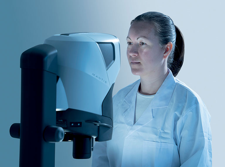 Maximum-eye-comfort-using-Mantis-stereo-microscope-768×572 mulher olhando através do microscópio estéreo Mantis em close-up do furo do componente