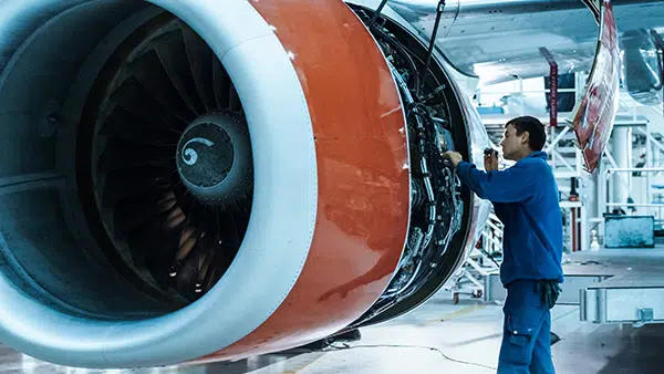 jet-engine-iStock-1022905038-600×338 Homem a inspecionar um motor a jato