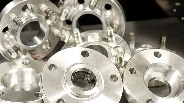 metal-components-iStock-864972632-600×338 Um conjunto de componentes metálicos
